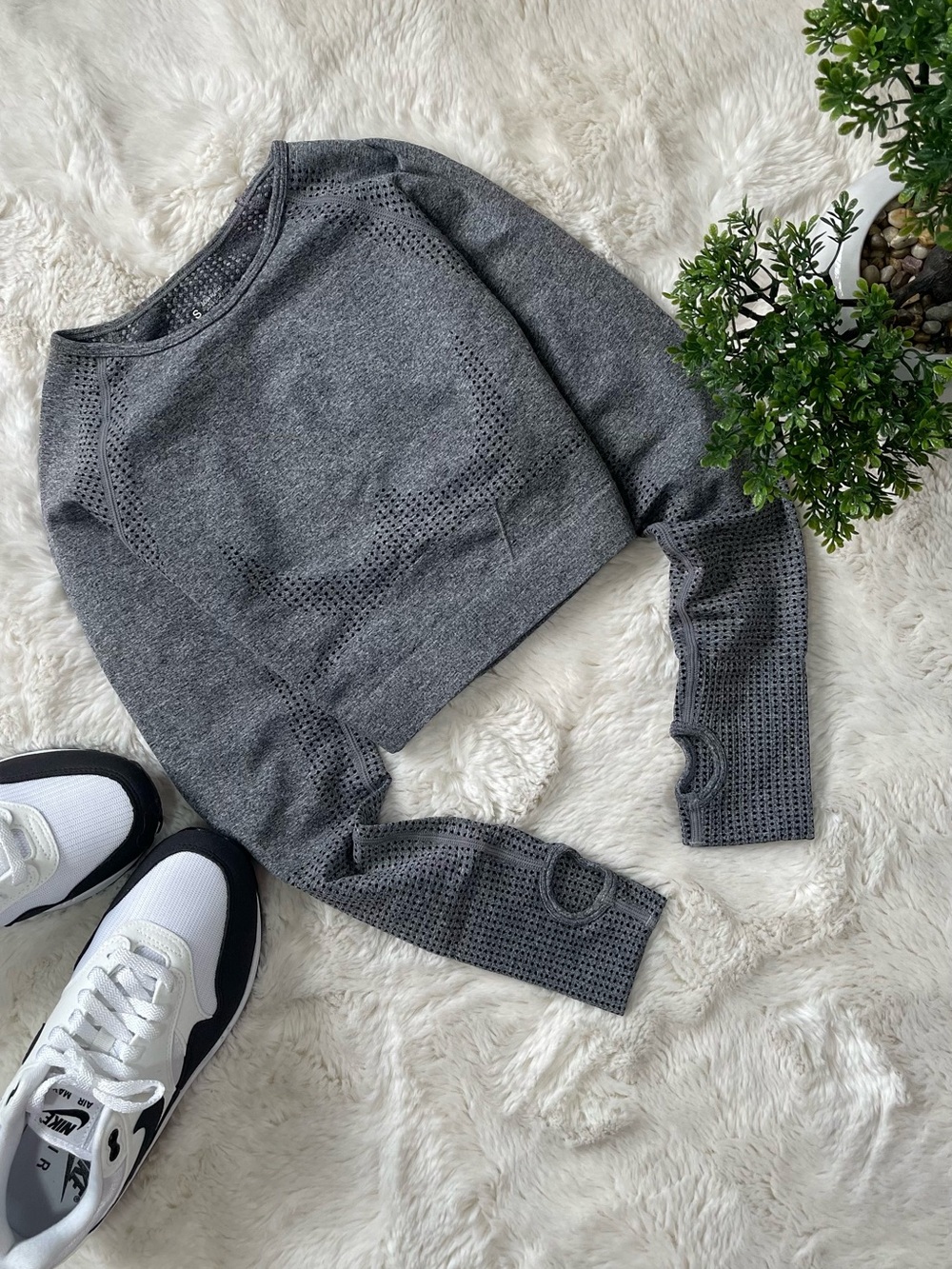 Cropped Crew Neck Seamless Knit Sweater in Charcoal Gray